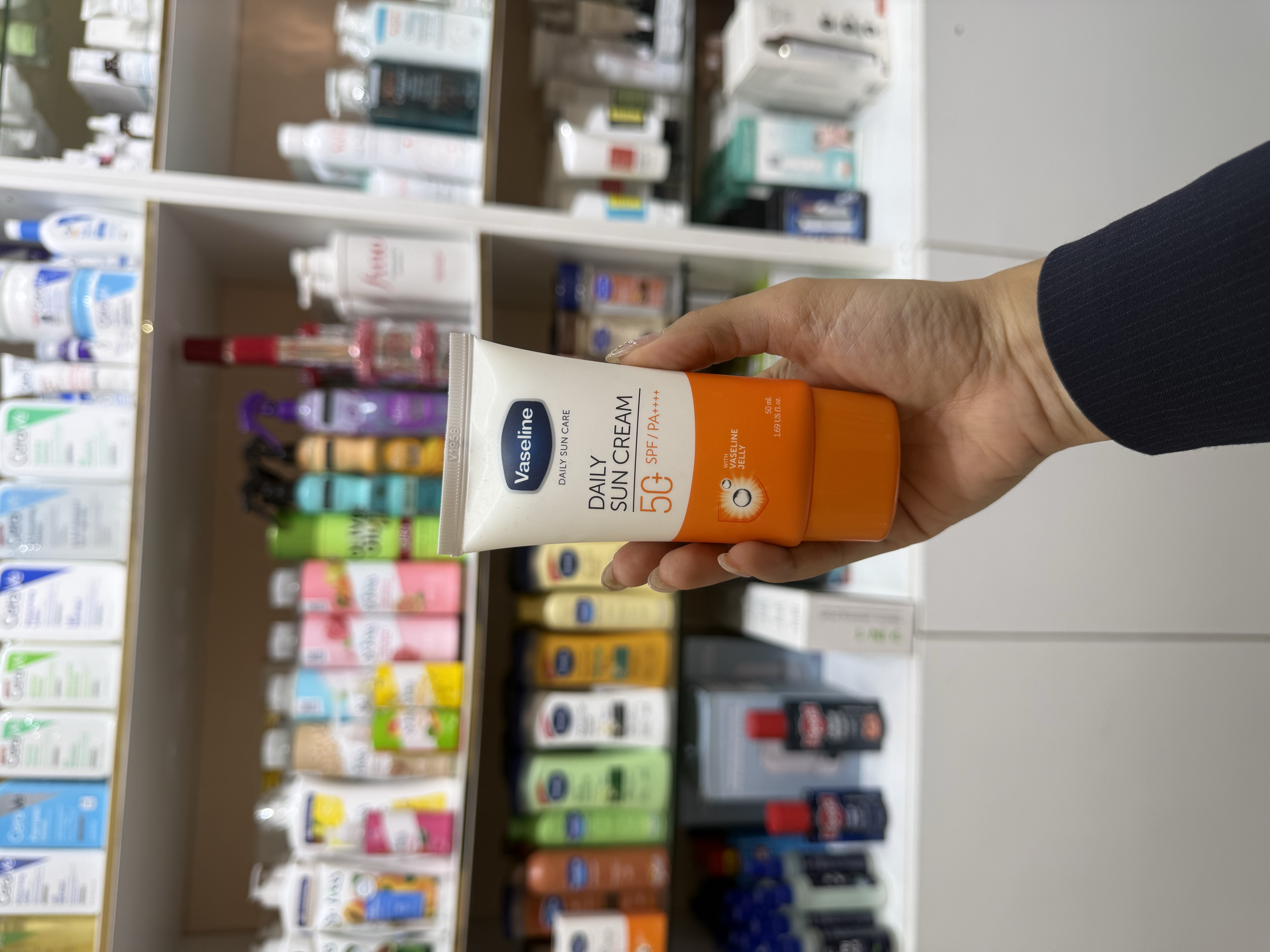 ضد آفتاب بی رنگ SPF50 وازلین
