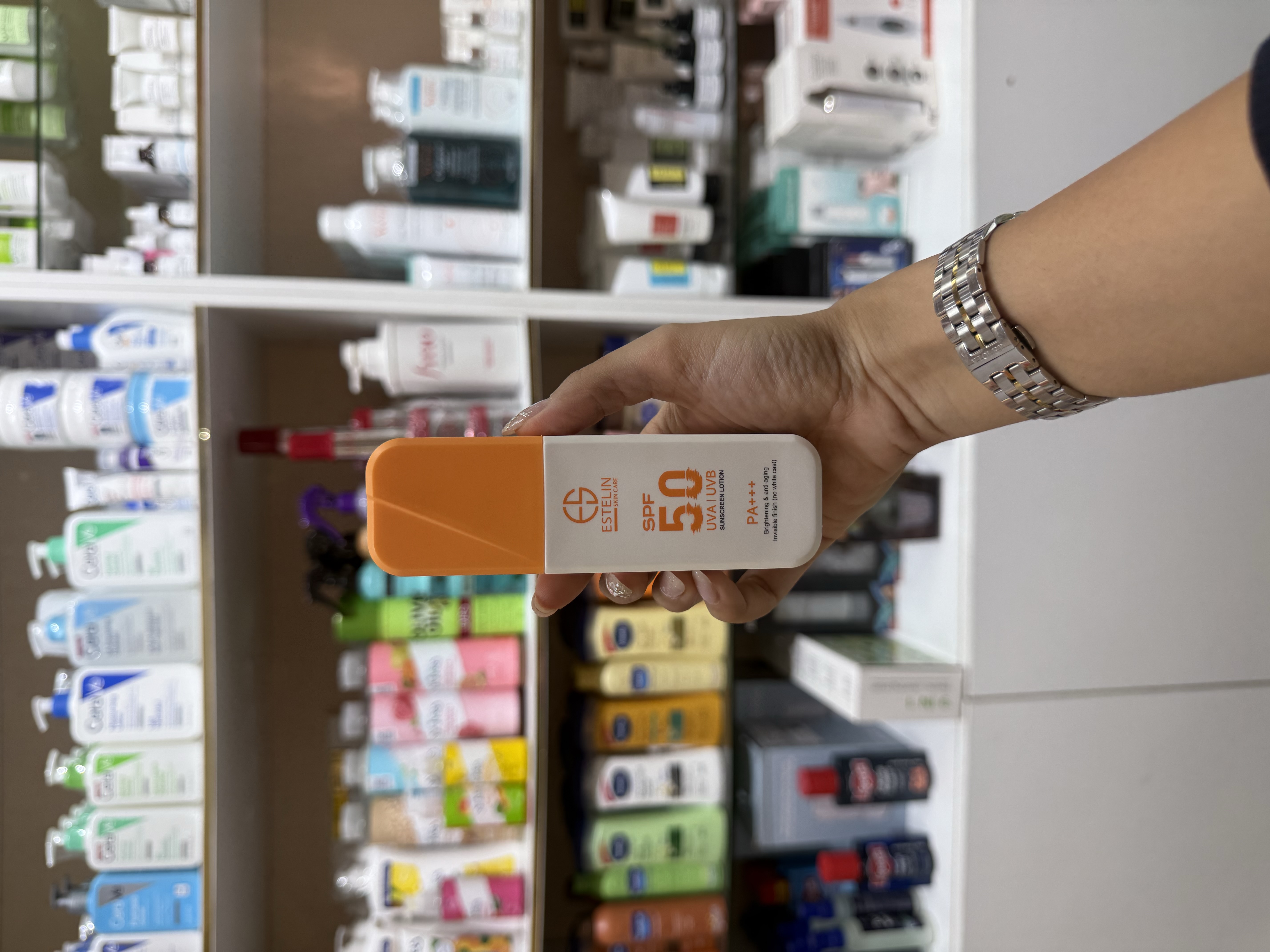 لوسیون ضد آفتاب استیلن SPF50 روشن کننده و جوانساز